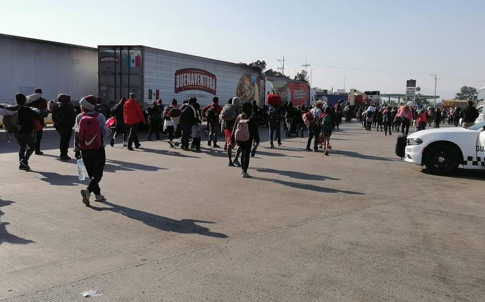 Caravana migrante avanza sobre la autopista M xico Puebla con